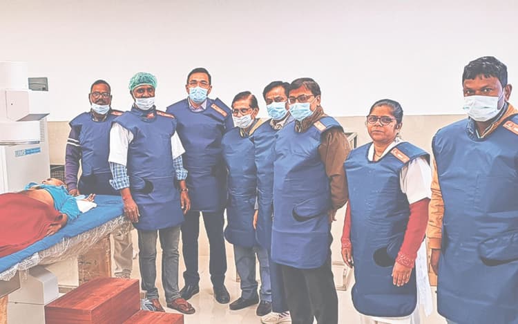 Gaya में शॉकवेव लिथोट्रिप्सी के माध्यम से मरीज की किडनी से निकाली पथरी, नहीं लगाया गया किसी तरह का चीरा