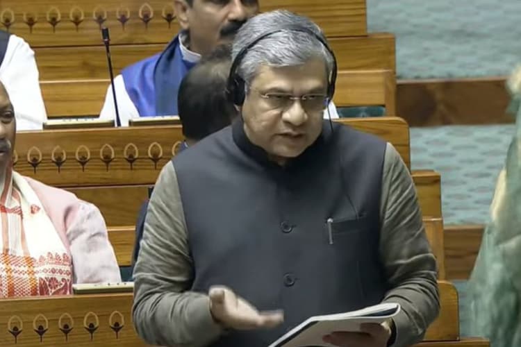 PM Modi Gift: रेल यात्रियों को जल्द मिलेगी बड़ी खुशखबरी, लाखों लोगों को होगा फायदा