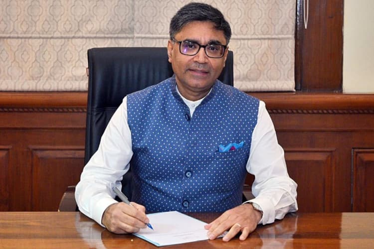 Bangladesh Violence: हिंदुओं पर हमले के बीच बांग्लादेश जाएंगे विदेश सचिव, यूनुस सरकार से क्या होगी बात?