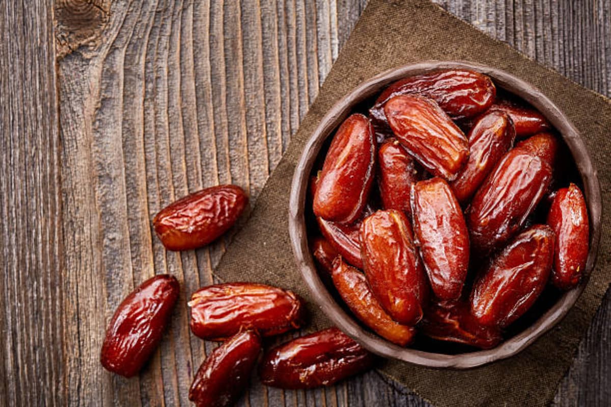 Benefits of Dates: सर्दियों में भी गर्माहट का एहसास दिलाएगा खजूर, बस खाने के लिए अपनाएं ये तरीके