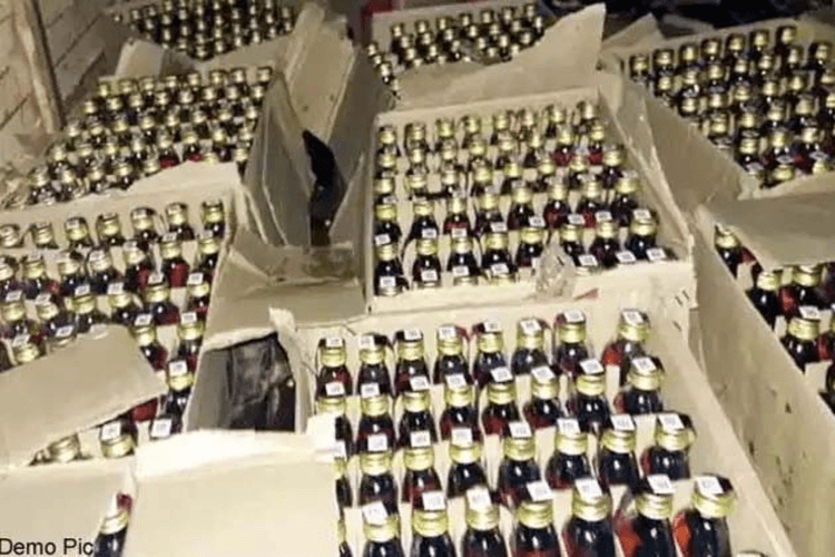 Bihar News: 50 लाख की शराब के साथ तस्कर गिरफ्तार, भूसे की बोरियों के बीच छुपा रखी थी बोतलें