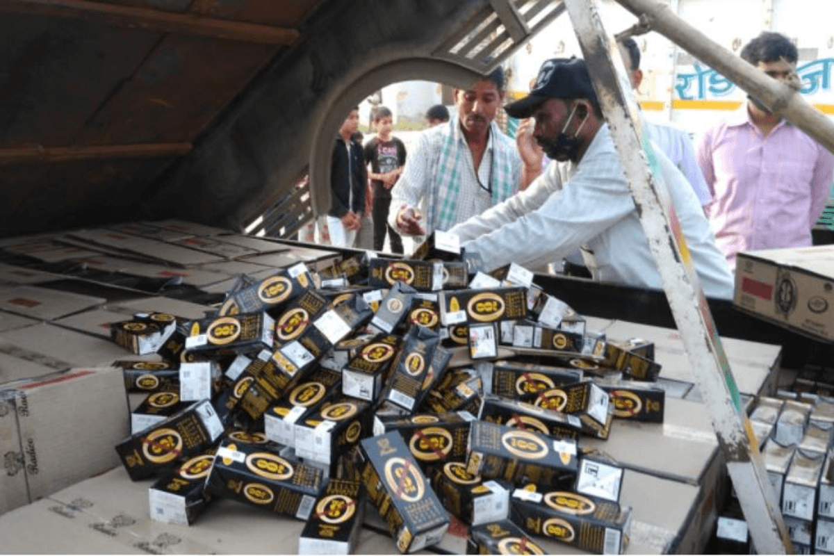 Bihar News: संतरे की आड़ में हो रही थी शराब तस्करी, छापेमारी में 50 लाख की शराब जब्त