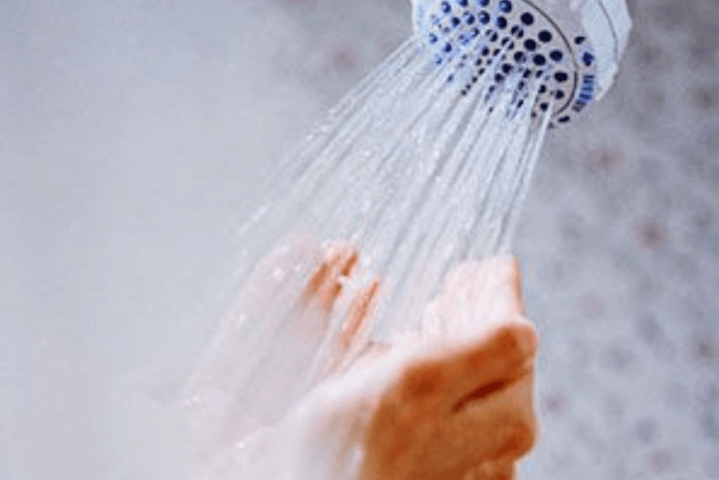 Benefits of Bathing With Saltwater In Winter: सर्दियों में गर्म पानी में नमक डालकर नहाने से क्या होता है?