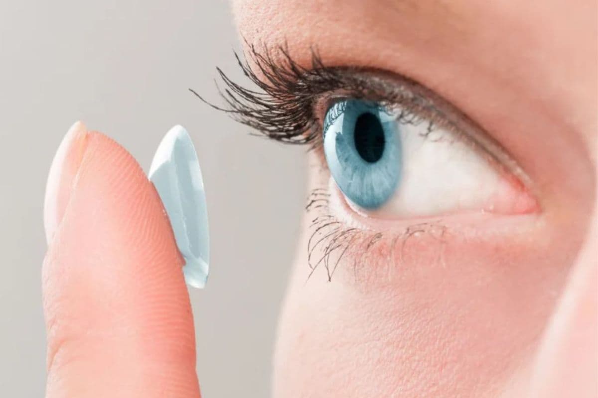 Contact lenses in winter : सर्दियों में कॉन्टैक्ट लेंस पहनते वक्त रखें इन बातों का ख्याल, वरना हो सकती है परेशानी