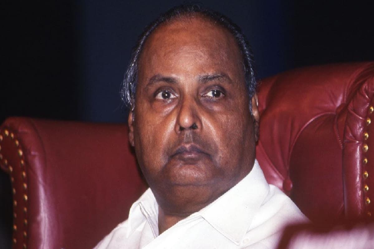 संघर्ष, समर्पण और आत्मविश्वास की दास्तान थे धीरूभाई अंबानी, चुटकियों में निपटाते थे चुनौती
