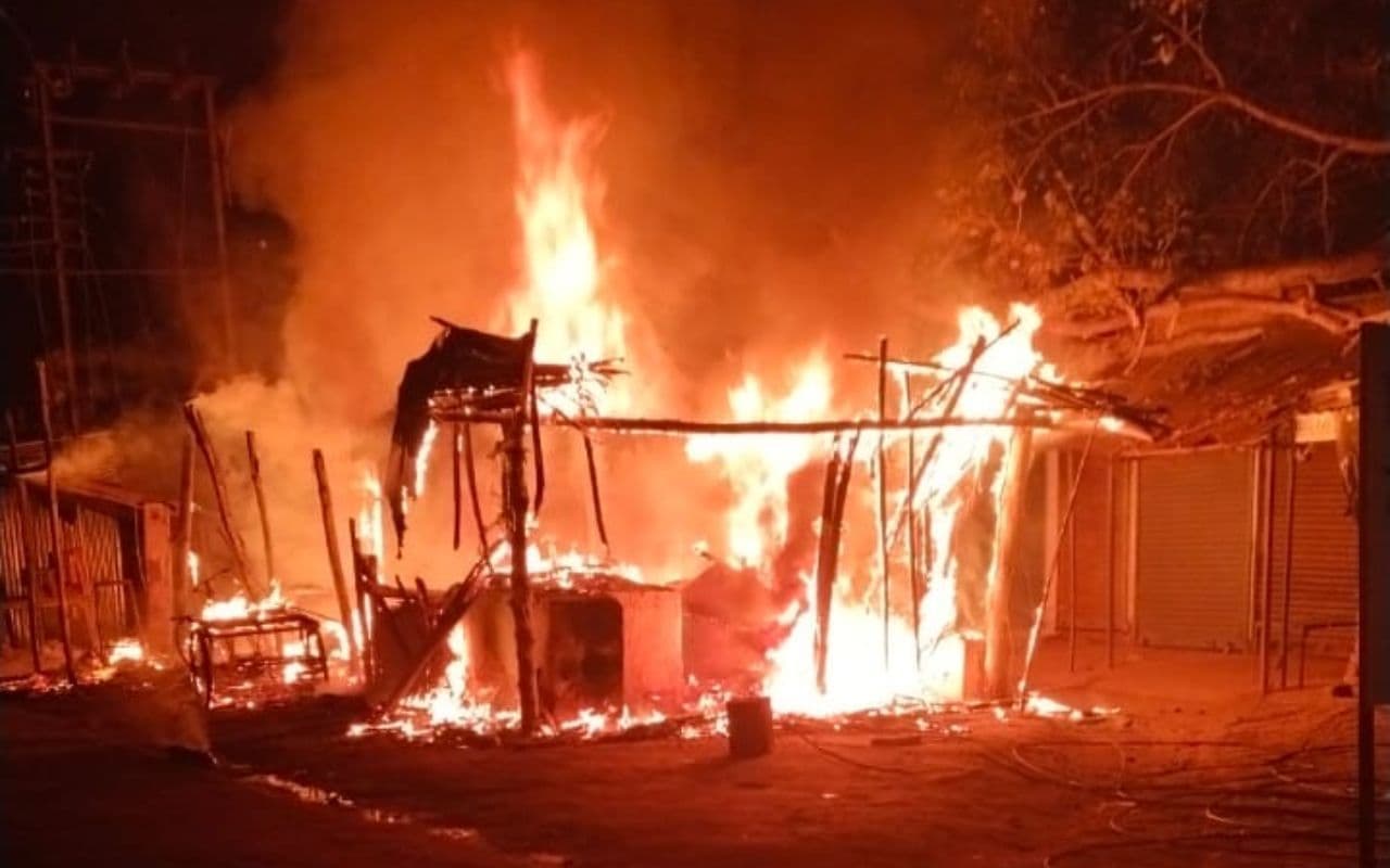 चंद्रपुरा के दुगदा बाजार में 5 दुकानें जलकर राख, देखें Video