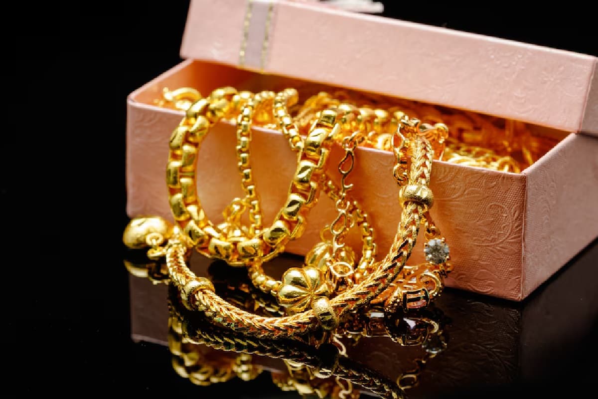 Gold Rate: नए साल पर गोल्ड खरीदने का बेहतरीन चांस, बुलियन मार्केट में घट गई कीमत