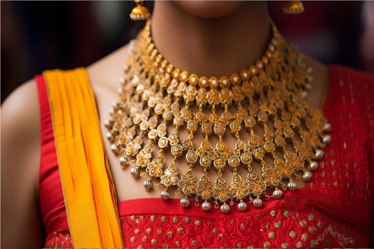 Gold Rate: साल के आखिरी दिन गोल्ड हुआ बोल्ड, टस से मस नहीं हुई चांदी
