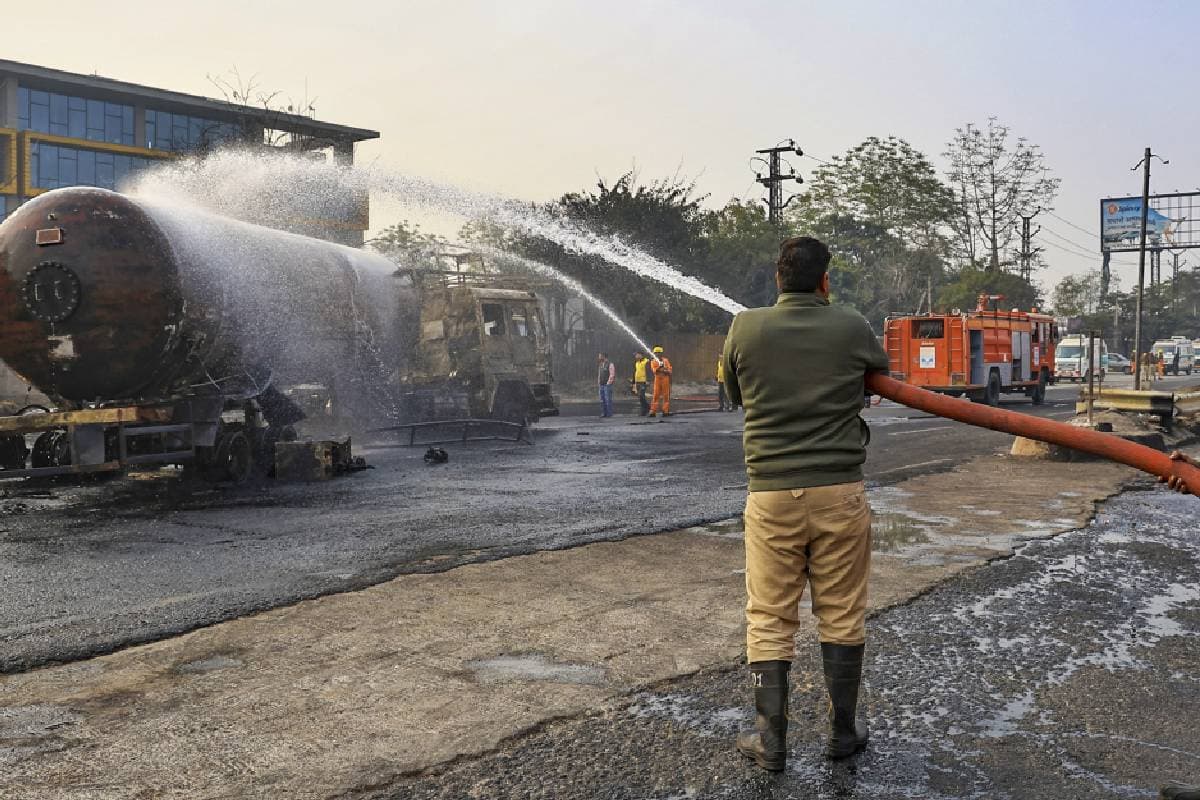 Jaipur Tanker Blast Video : рдЬреЛ рд▓реЛрдЧ рдмрд╕ рд╕реЗ рдмрд╛рд╣рд░ рдирд╣реАрдВ рдХреВрдж рдкрд╛рдП рд╡реЛ рд╡рд╣реАрдВ рдЬрд▓ рдЧрдП, рдкреНрд░рддреНрдпрдХреНрд╖рджрд░реНрд╢реА рдиреЗ рдмрддрд╛рдпрд╛