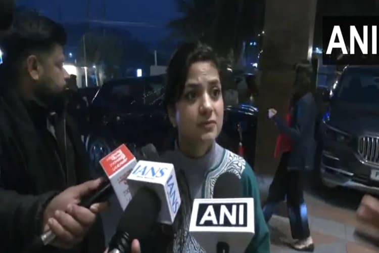 Iltija Mufti: इल्तिजा मुफ्ती के बयान पर गरमाई राजनीति, बीजेपी ने किया पलटवार, कांग्रेस ने की तारीफ