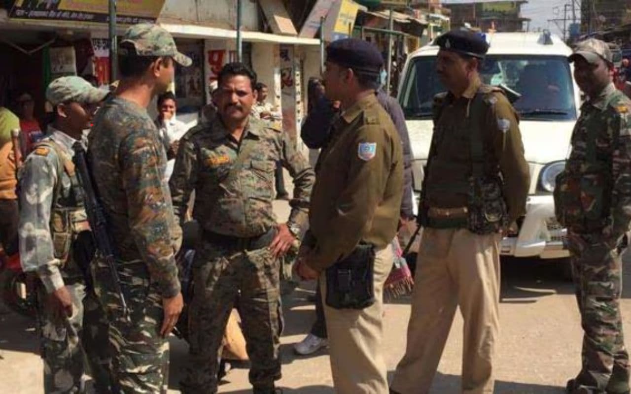 Bihar: बंगाल और किशनगंज पुलिस की गिरफ्त से भीड़ ने मेहंदी हसन को छुड़ाया, इस मामले में है आरोपी Bihar: बंगाल और किशनगंज पुलिस की गिरफ्त से भीड़ ने मेहंदी हसन को छुड़ाया, इस मामले में है आरोपी