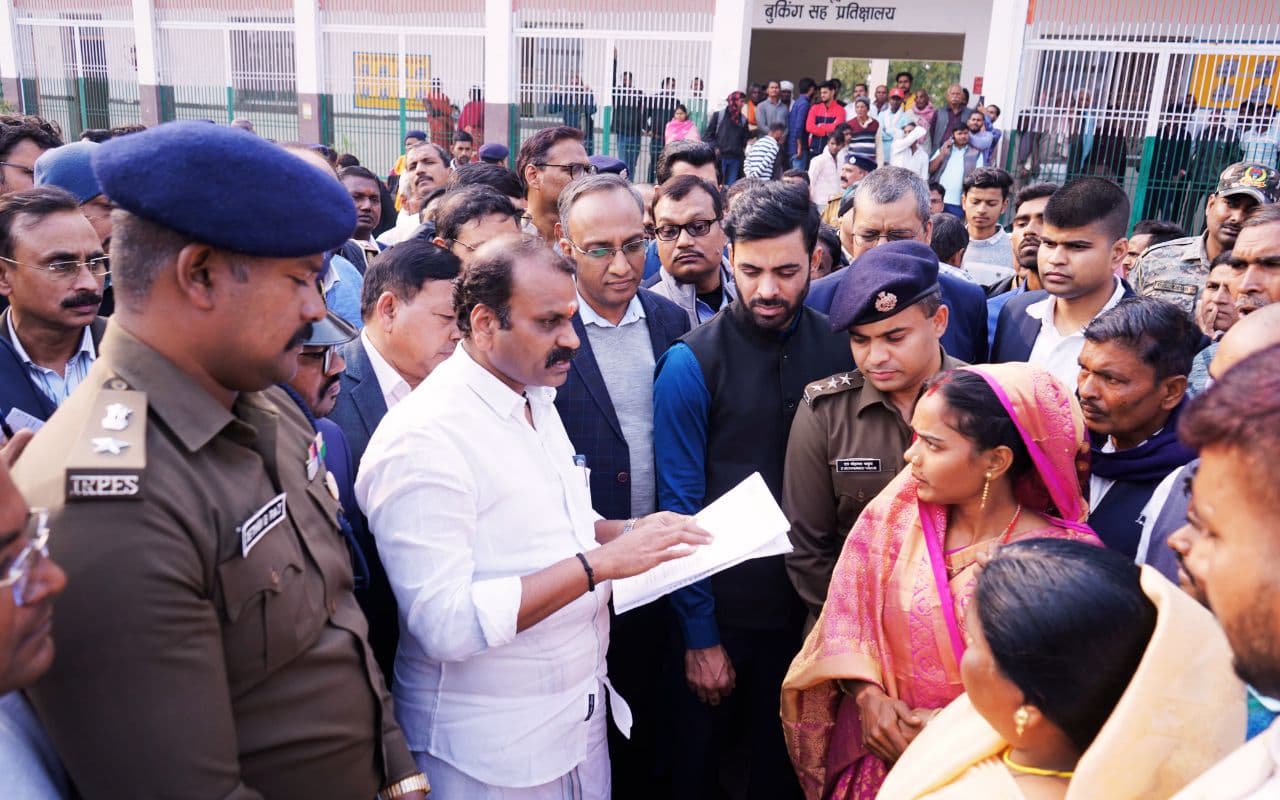 पलामू में केंद्रीय मंत्री एल मुरूगन ने भीम चूल्हा के पास रेलवे टनल के निर्माण का लिया जायजा