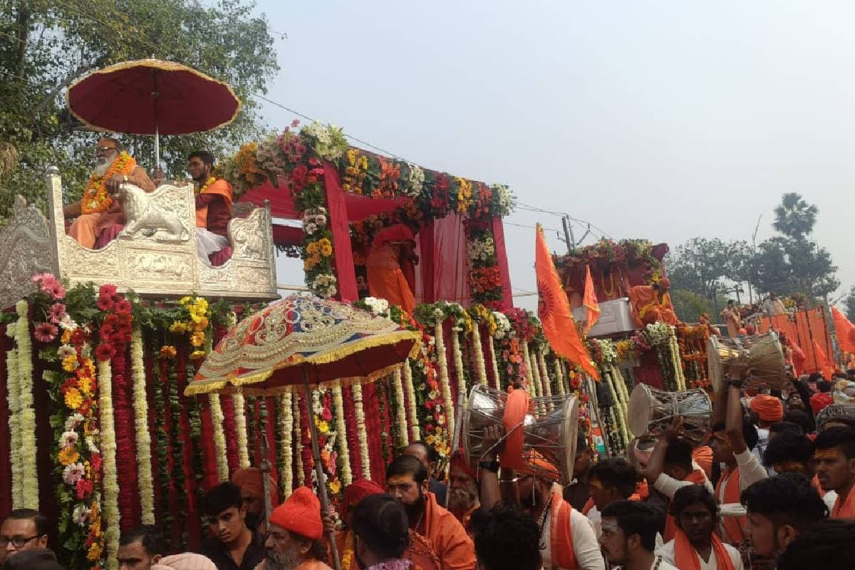 माफिया अतीक के आतंक वाले इलाके से गुजरे संन्यासियों का हुआ भव्य स्वागत, जानें महाकुंभ कब से होगा शुरू