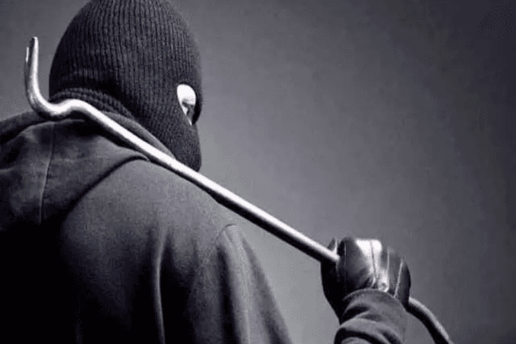 Muzaffarpur News: बेखौफ हुए चोर, ज्वेलरी शॉप का शटर काटकर 90 लाख की चोरी, मचा हड़कंप