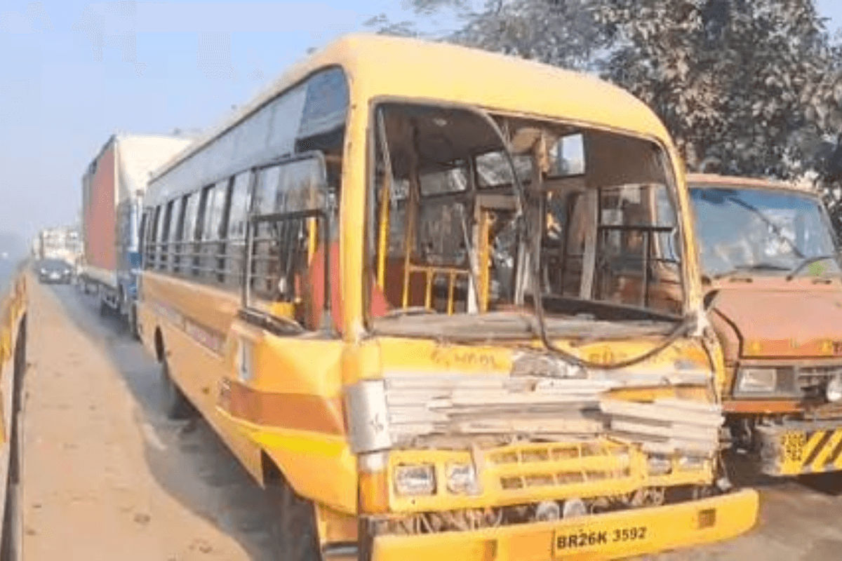 Muzaffarpur News: स्कूल बस और ट्रक में जोरदार टक्कर, बड़ा हादसा होने से टला