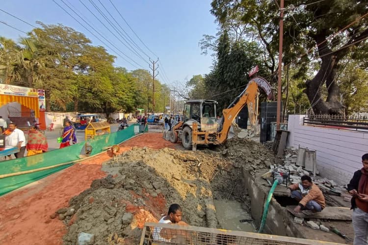 Muzaffarpur News: स्मार्ट सिटी द्वारा निर्मित सड़क धंसी, जांच में बड़ी कमी का हुआ खुलासा