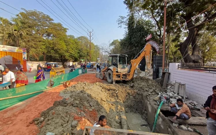 Muzaffarpur News: बिना जांच के रातों-रात भर दिया सड़क के नीचे बनी सुरंग, डिप्टी सीएम को भेजी जायेगी रिपोर्ट