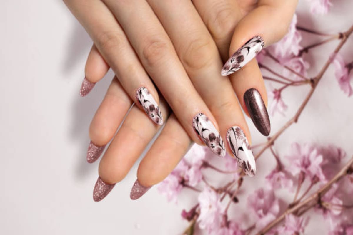 Nail Art Designs: क्रिसमस पार्टी पर ट्राई करें ये नेल आर्ट डिजाइन, लुक को बनाएगा अट्रैक्टिव
