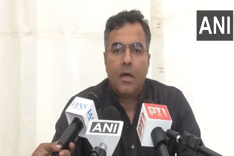 Delhi Election 2025: पैसे बांटने पर AAP और बीजेपी भिड़े, बोले परवेश वर्मा- 'शराब नहीं पैसे बांटकर खुश हूं'