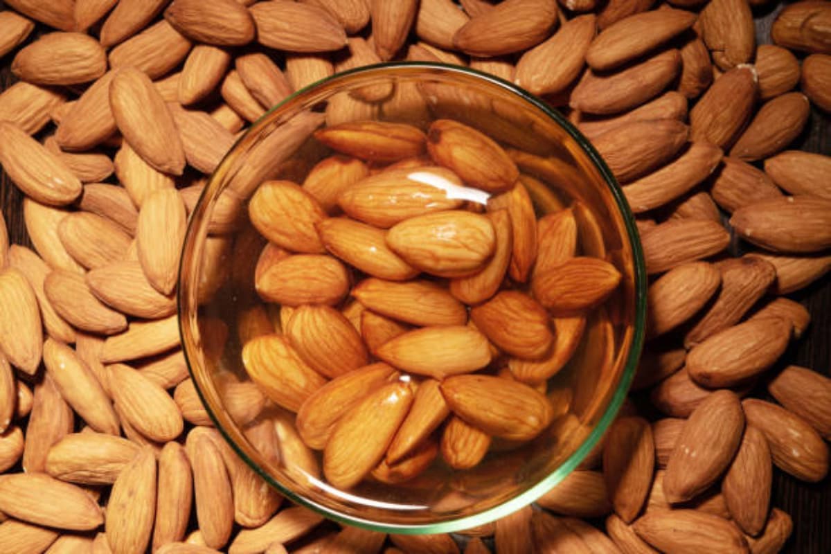 Soaked Almond Benefits: खाली पेट खाएं भिगा हुआ बादाम, इन बीमारियों के लिए साबित होगा वरदान