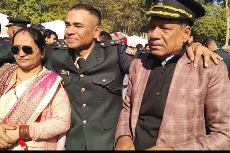 Success Story: पिता चलाते हैं ढाबा, बेटा सीडीएस पास कर बना लेफ्टिनेंट