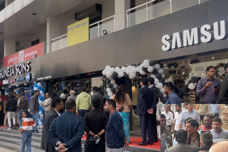 सुनेजा संस का रांची में मल्टी ब्रांड आउटलेट और सैमसंग स्मार्ट प्लाजा स्टोर, केंद्रीय रक्षा राज्य मंत्री संजय सेठ ने किया उद्घाटन