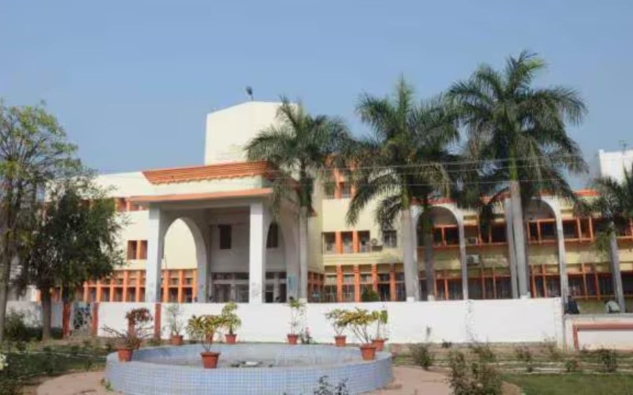 Bhagalpur News: शिक्षकों और कर्मचारियों को अगले माह से बायोमीट्रिक हाजिरी के आधार पर मिलेगा वेतन, जानें नया नियम