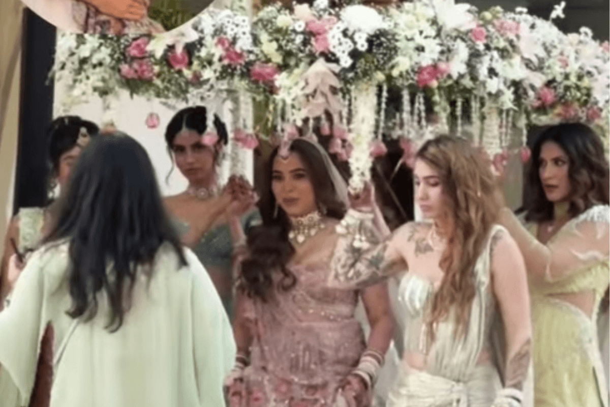 Aaliyah Kashyap Wedding: рджреБрд▓реНрд╣рди рдмрдиреАрдВ рдЕрдиреБрд░рд╛рдЧ рдХрд╢реНрдпрдк рдХреА рдмреЗрдЯреА, рдЦреБрд╢реА рдХрдкреВрд░ рдмрдиреАрдВ рдмреНрд░рд╛рдЗрдб рд╕реНрдХреНрд╡реЙрдб рдХреА рд╢рд╛рди, рдпрд╣рд╛рдВ рджреЗрдЦреЗрдВ рд╡реАрдбрд┐рдпреЛ