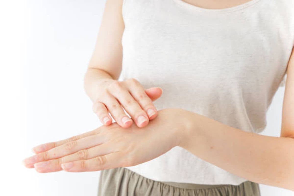 Winter Care Tips: ठंड में भी हाथ बने रहेंगे चमकदार, बस महिलाएं इन बातों का रखें ख्याल