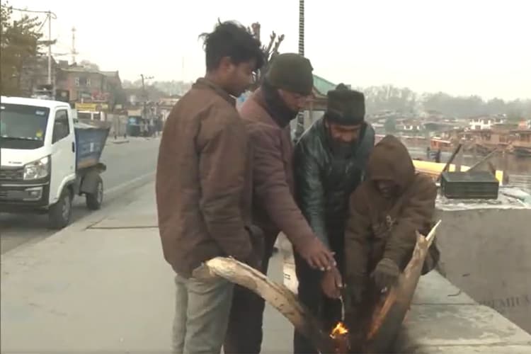 Cold Wave: झारखंड, बंगाल में झमाझम बारिश, जम्मू-कश्मीर में पारा शून्य से नीचे, शीतलहर का प्रकोप जारी