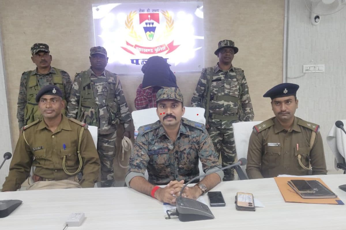 Jharkhand News: पलामू में TSPC का उग्रवादी गिरफ्तार, गांव वालों से बदला लेने के लिए ज्वॉइन किया था संगठन