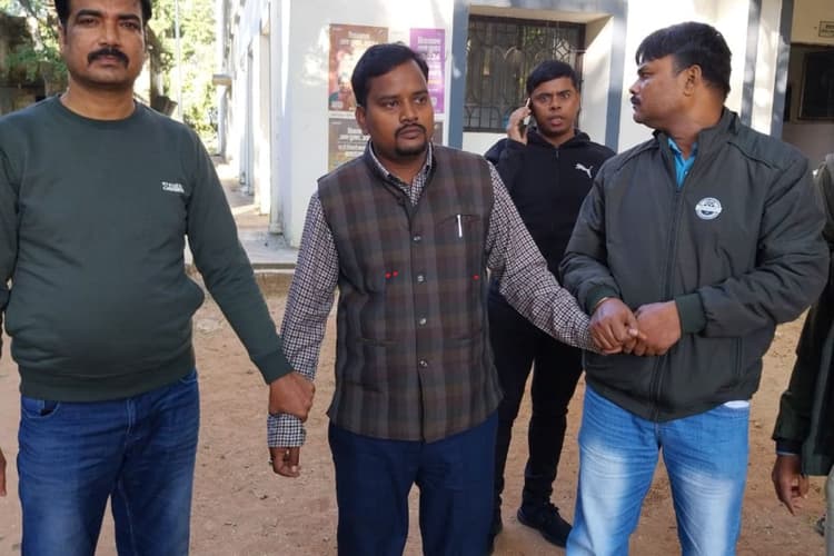 Jharkhand News: लोहरदगा में ACB की बड़ी कार्रवाई, बड़ा बाबू 50 हजार रुपये रिश्वत लेते गिरफ्तार