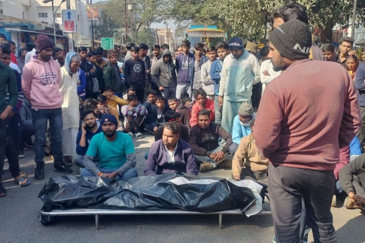 Jharkhand News: लातेहार के सड़क हादसे में युवक की मौत बाद परिजनों ने सड़क जाम किया, थाना प्रभारी पर लगे गंभीर आरोप