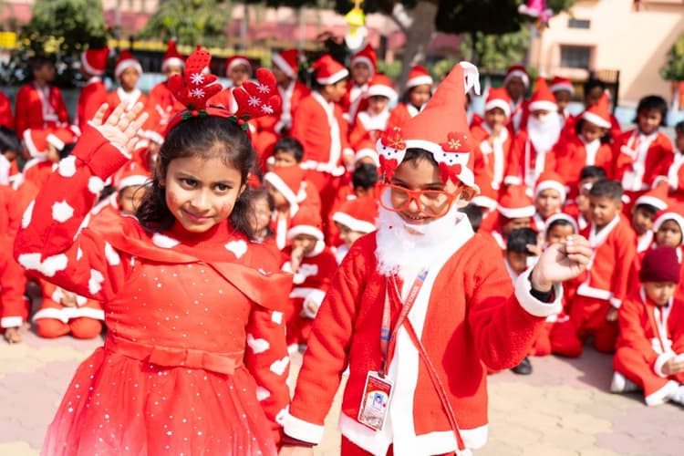 Christmas Gathering: क्रिसमस के गानों पर जमकर थिरके कॉन्वेंट स्कूल सेक्रेड हार्ट पलामू के बच्चे, देखें तस्वीरें