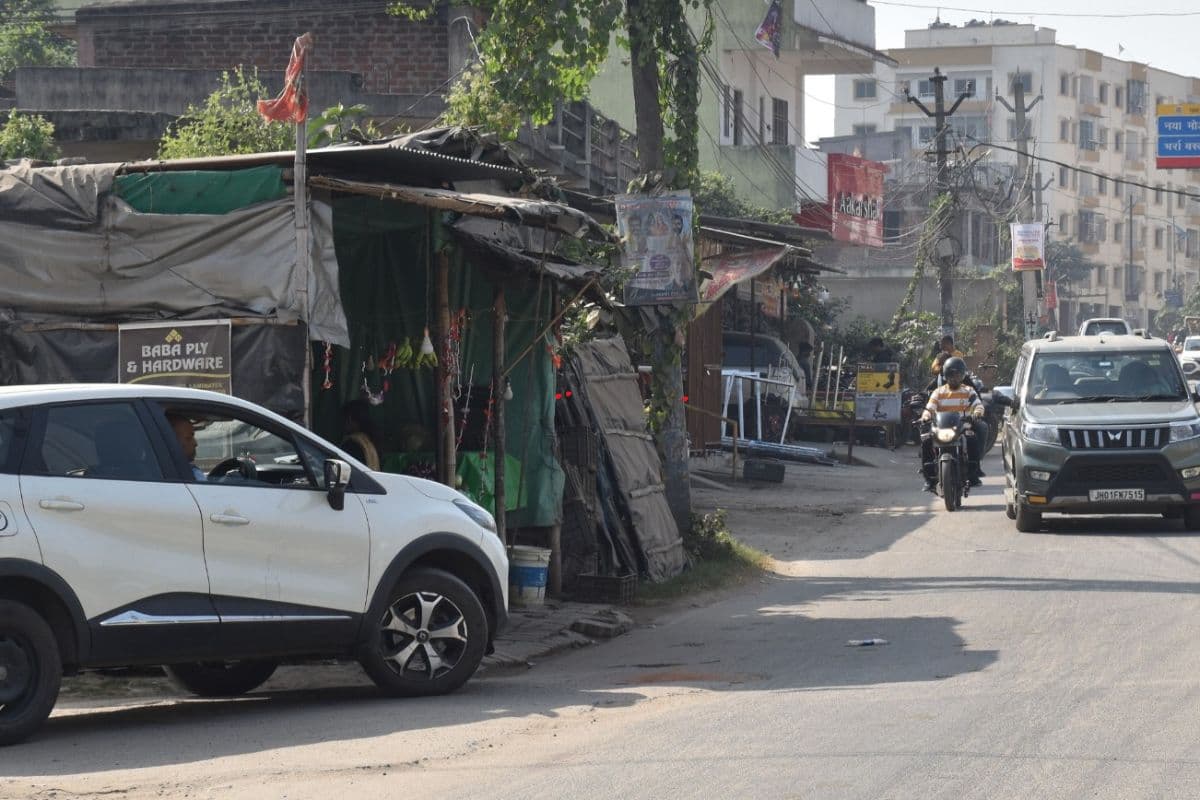 बोकारो के इस इलाके में बढ़ती आबादी के साथ घट रही मुख्य सड़क की चौड़ाई, आये दिन लगता रहता है जाम