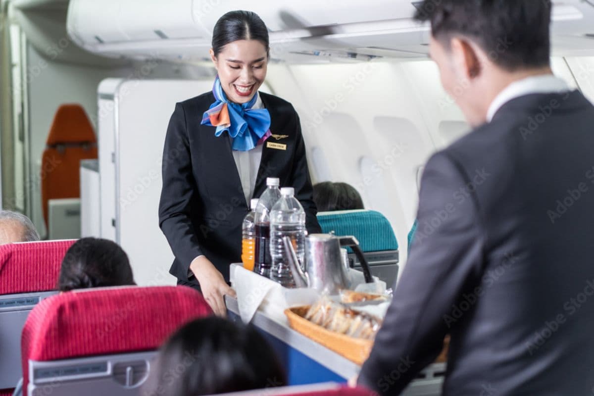 Air Travel Tips : क्यों नहीं पीना चाहिए फ्लाइट का पानी,जानें यहां