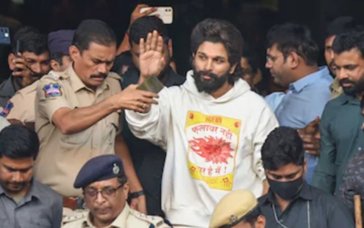 Allu Arjun: एक रात जेल में बिताने के बाद सुबह-सुबह रिहा हुए अल्लू अर्जुन, ये खास 2 लोग पहुंचे रिसीव करने, VIDEO