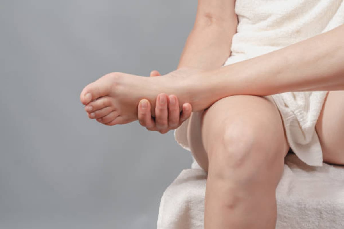 Health Tips: हर रात आपको क्यों घी से करनी चाहिए तलवों की मालिश? जानें चौंकाने वाले फायदे