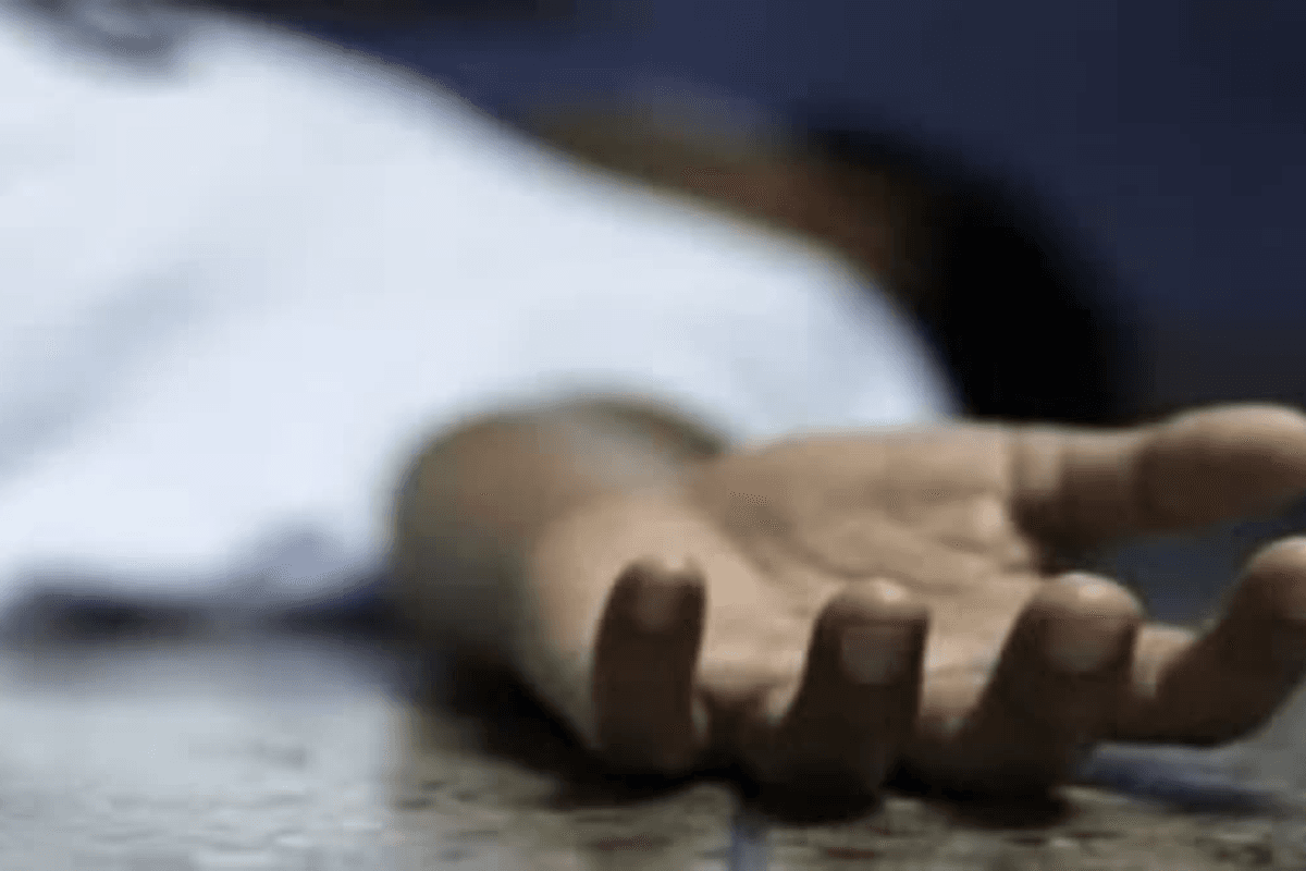 Bettiah News: पेड़ पर लटका मिला अधेड़ का शव, रात में पत्नी से हुआ था विवाद