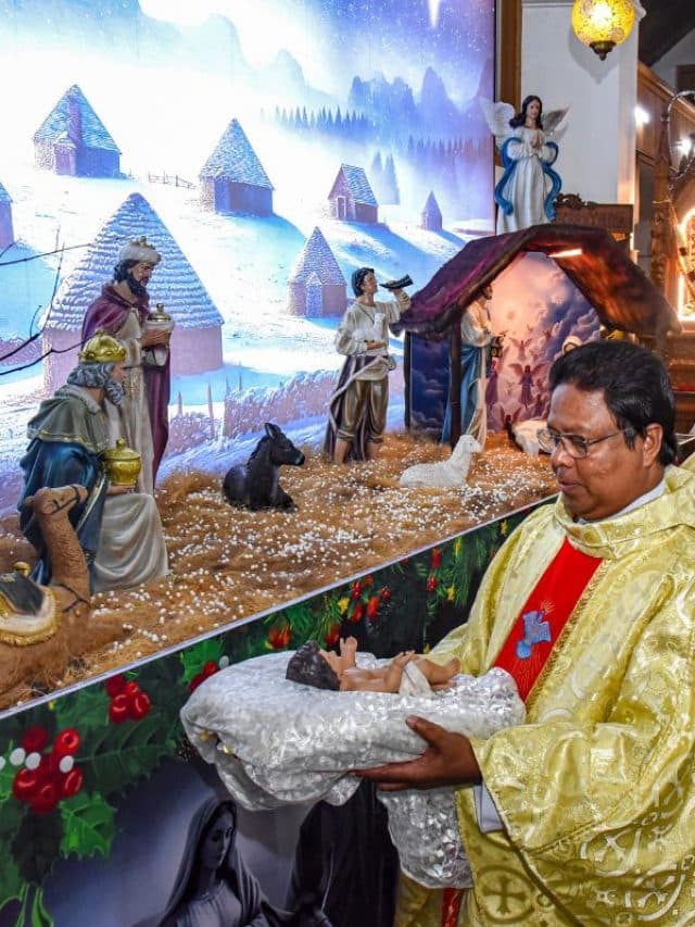 देशभर में क्रिसमस की धूम, सेलिब्रेशन में डूबे लोग