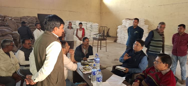 Giridih News:डीएसओ ने किया एफसीआई गोदाम का निरीक्षण, 10 दिसंबर तक खाद्यान्न वितरण का निर्देश
