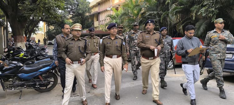 Giridih News: फ्लैग मार्च निकालकर आपसी भाईचारा बनाये रखने की अपील