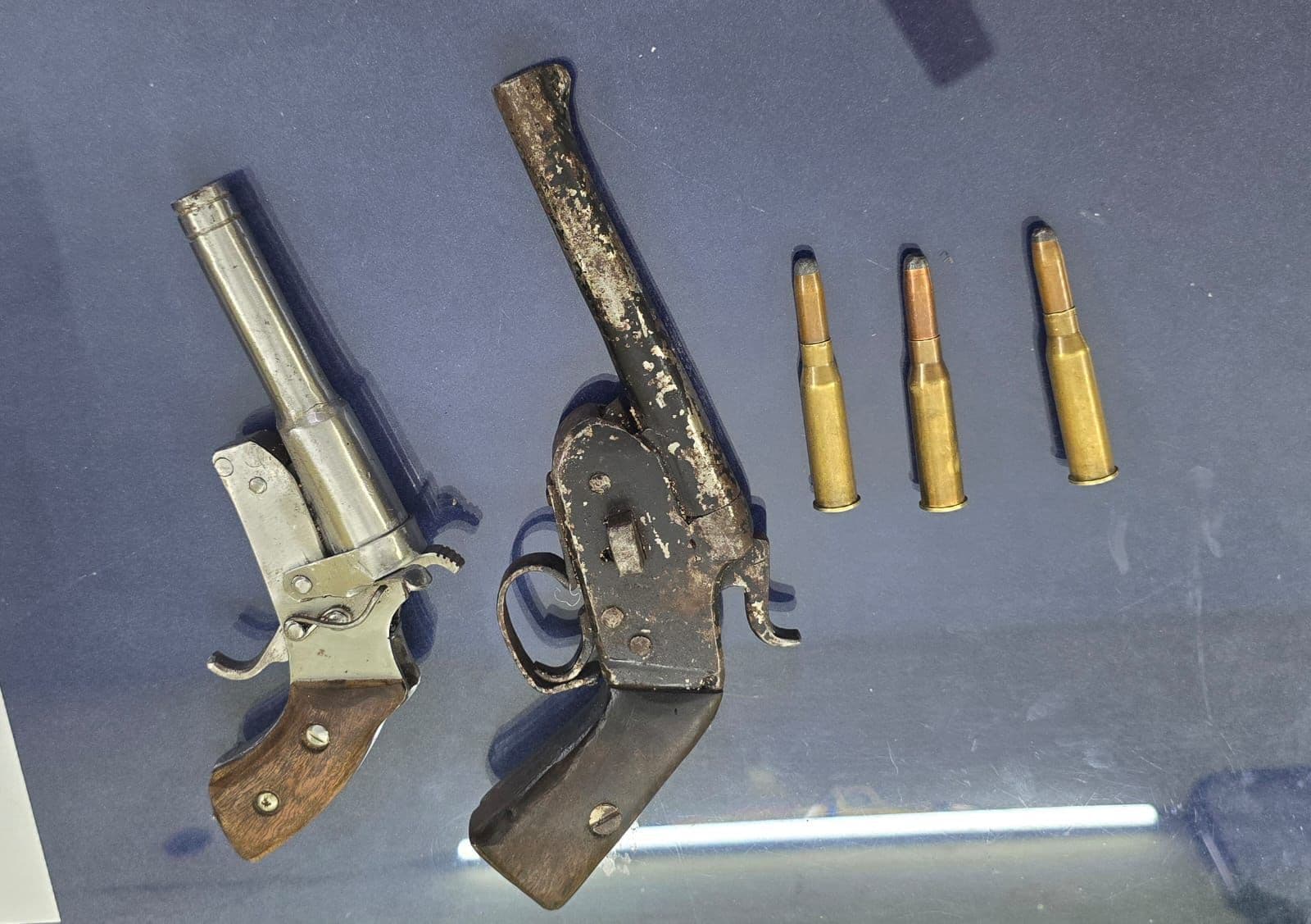 Giridih News: सीमेंट के बोरे से दो देसी पिस्टल समेत तीन जिंदा कारतूस बरामद, जांच में जुटी पुलिस