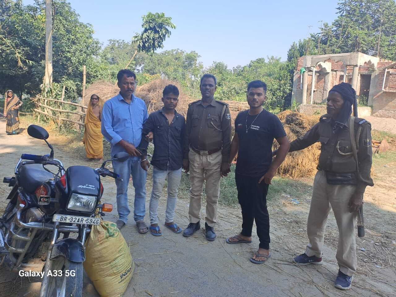 वाहन चेकिंग के दौरान 50 लीटर शराब बरामद