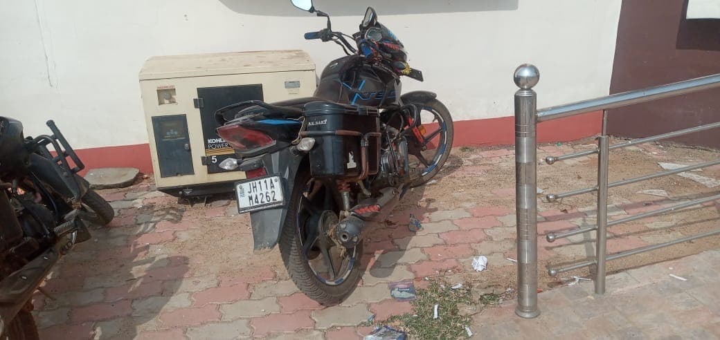 नकली शराब बरामद, बाइक चालक गिरफ्तार