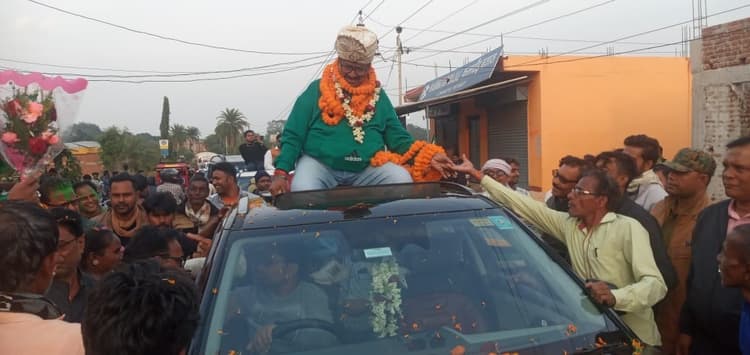 करमाटांड़ में झामुमो ने निकाला विजय जुलूस, की आतिशबाजी