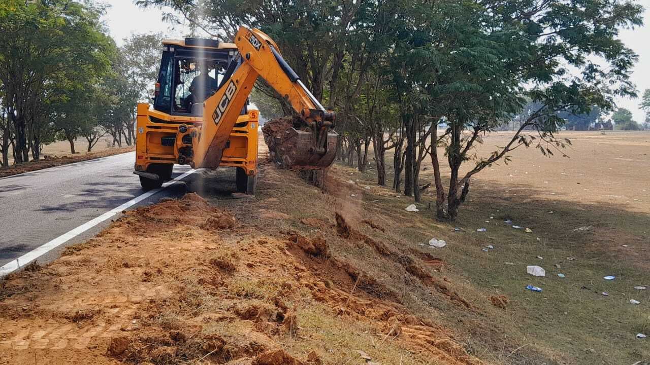 चितरा में ग्रामीणों ने सड़क निर्माण कार्य में अनियमितता बरतने का लगाया आरोप