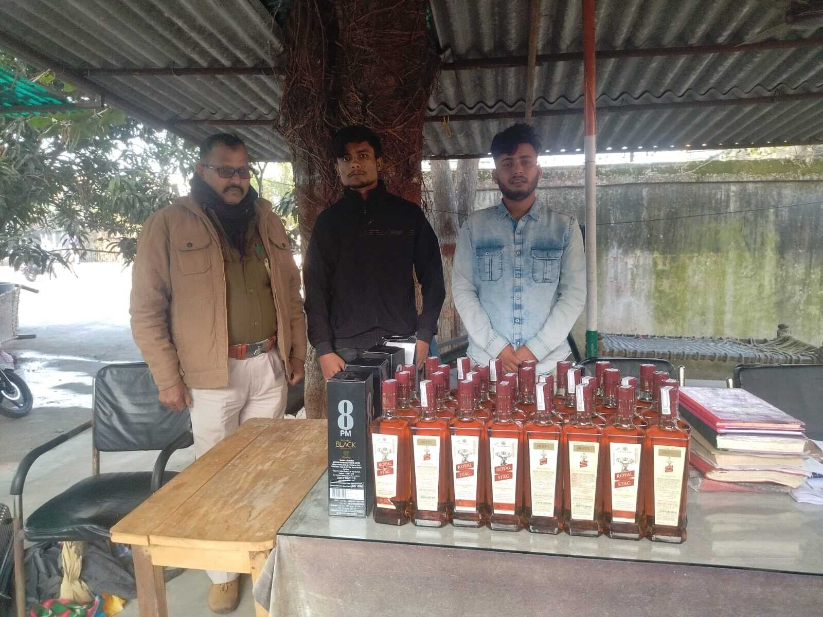 विदेशी शराब के साथ दो कारोबारी गिरफ्तार