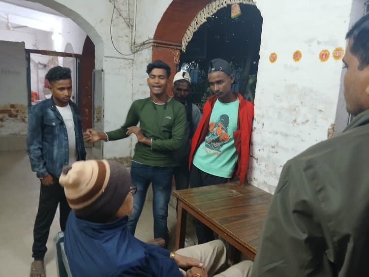 रेलवे पार्किंग स्टैंड के कर्मियों ने ट्रेन पकड़ने आये मजदूर का छीना मोबाइल