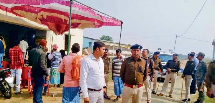 Gopalganj News : फुलवरिया में मतदाताओं में दिखा उत्साह, सुबह ही वोट देने के लिए लग गयी थी लाइन